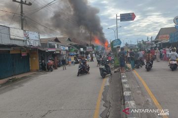 Belasan kios Pasar Bandar Buat Padang hangus terbakar