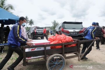 Mensos serahkan bantuan Rp727 juta ke korban banjir Batu Belubang