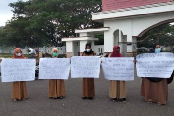 Puluhan pengajar honorer Maluku Utara tuntut pembayaran upah