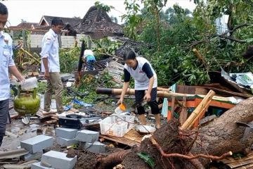 208 rumah di Madiun rusak diterjang angin puting beliung