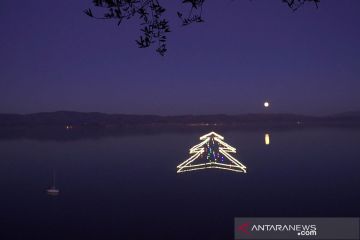 Pohon Natal di hamparan Danau Trasimeno