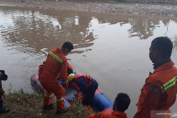 Gulkarmat cari seorang bocah diduga terbawa arus di Ulujami Jaksel