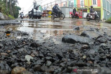 Jalan di kawasan pemda kabupaten Bogor rusak parah