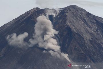 Perubahan bentuk kawah Gunung Semeru