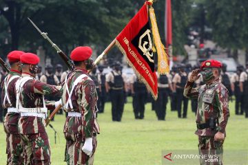 KASAD terima brevet dari Kopassus