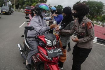 Aksi Polwan Peringati Hari Ibu