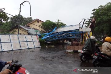 Angin kencang terpa pembatas masjid Al Markaz