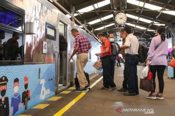 Pergerakan penumpang angkutan umum turun dibanding hari biasa