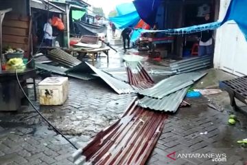 Angin puting beliung terjang Kota Makassar, lima titik terdampak