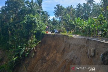 Jalan penghubung Kabupaten Agam dan Padangpariaman longsor