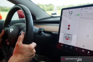 Bisa bikin celaka, NHTSA selidiki fitur game "Passenger Play" Tesla