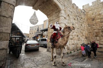 Sinterklas naik unta di Kota Tua Yerusalem