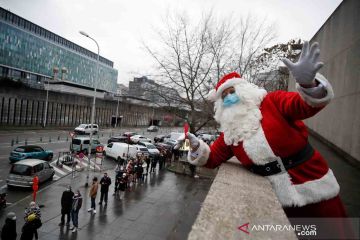 Jelang Natal, Sinterklas sambut peserta vaksinasi COVID-19 di Belgia