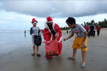 Sinterklas bersih-bersih pantai