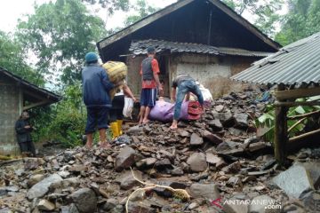 31 rumah terdampak longsor di selatan Garut