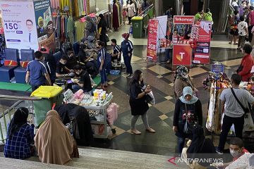 Pasar Tanah Abang cukup ramai meski sebagian kios tak beroperasi