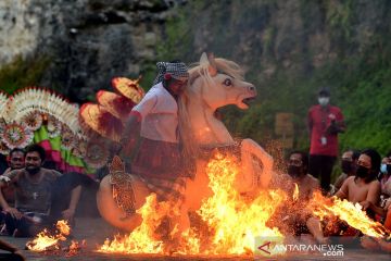 Pertunjukan Tari Kecak Garuda Wisnu Kencana