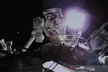 Dua astronot China beraktivitas di luar Stasiun Luar Angkasa Tianhe