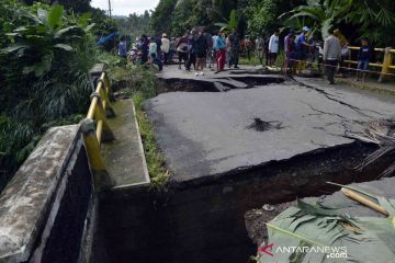 Jembatan Way Gebang putus akibat hujan deras
