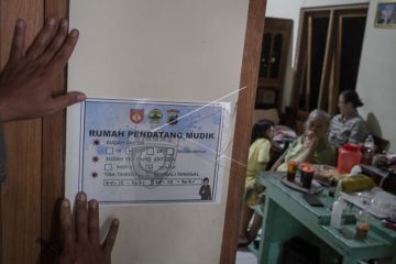 Penempelan stiker rumah pendatang mudik
