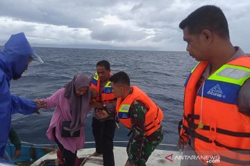 Polsek-Koramil Leihitu evakuasi puluhan penumpang speedboat