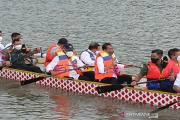 Presiden mendayung perahu naga di Bendungan Ladongi Sultra