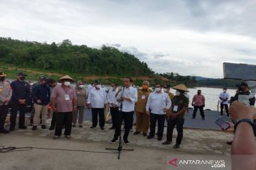 Presiden resmikan Bendungan Ladongi dari atas perahu naga