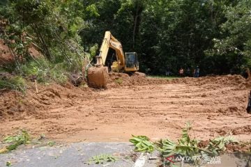 Ruas jalan di pulau Sumba yang tertimbun longsor sudah bisa dilalui