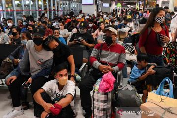 Warga Filipina padati terminal Paranaque City jelang malam pergantian tahun