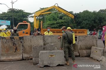 Petugas gabungan tutup KBT cegah kerumunan Tahun Baru 2022