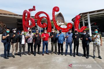 Hasto Kristiyanto mendaki Gunung Agung menjelang pergantian tahun