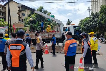 Jalan di kawasan Masjid Akbar Kemayoran ditutup