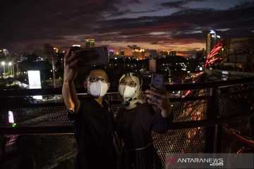 Menikmati senja terakhir 2021 dari Skywalk Senayan Park Jakarta