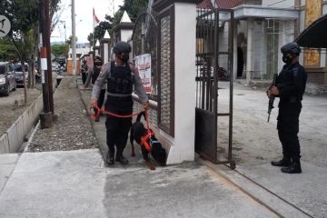 Brimob Sulteng gunakan anjing pelacak saat sterilisasi gereja