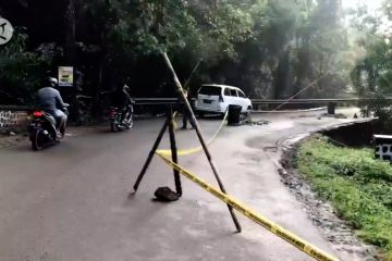 Jalan penghubung tiga Kabupaten di Majalengka longsor