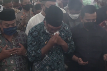 Doakan jenazah Wali Kota Bandung, Ridwan Kamil menangis