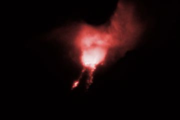 Gunung Semeru keluarkan lava pijar Senin malam