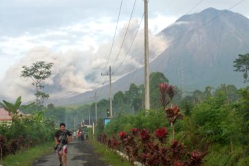 Gunung Semeru kembali embuskan awan panas guguran