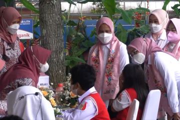 Ibu Negara Iriana tinjau vaksinasi anak di Bandung