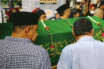 Usai dishalatkan, jenazah Haji Lulung dimakamkan dekat pusara ibunda