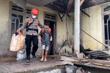 Polda Jatim bantu evakuasi warga terdampak erupsi Semeru