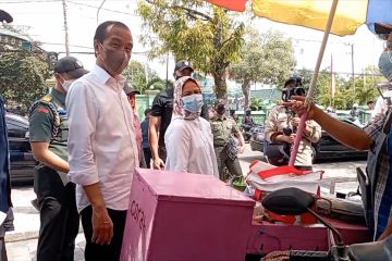 Presiden Jokowi serahkan bantuan ke ratusan PKL di Ngawi