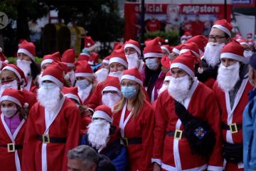 Ada parade 1.000 sinterklas di Piraeus, Yunani