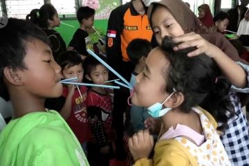 Mengatasi trauma anak-anak di pengungsian Semeru