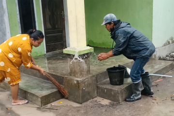 Penyintas bersihkan rumah dari material erupsi Gunung Semeru