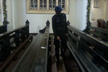 Polisi sterilisasi gereja sebelum ibadah Natal