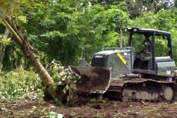 TNI bersihkan lahan relokasi pengungsi APG Semeru