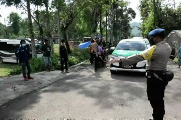 Bersihkan jalur evakuasi Semeru, polisi cegah penyalur bantuan masuk