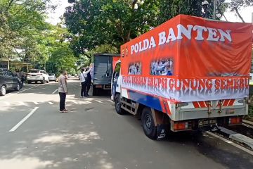 Polda Banten kirim ribuan pakaian untuk korban Semeru