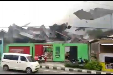 Puluhan rumah  di Temanggung rusak diterjang angin puting beliung